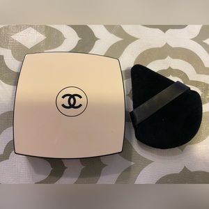 CHANEL les Beiges healthy glow sheer powder ( number 10). New puff as a gift.